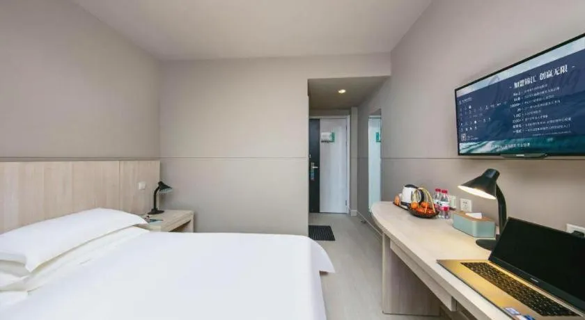 Bed in JinJiang Inn Chendu Taikoo Li Dongfeng Bridge