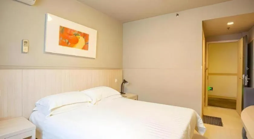 Bed in JinJiang Inn Chendu Taikoo Li Dongfeng Bridge