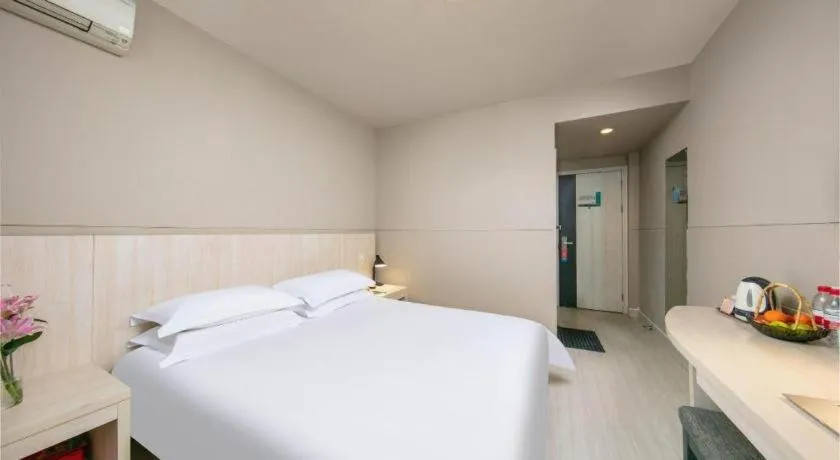 Bed in JinJiang Inn Chendu Taikoo Li Dongfeng Bridge