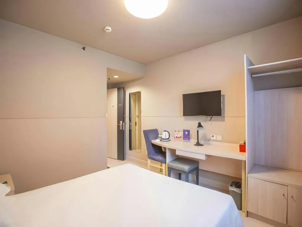 Bed in JinJiang Inn Chendu Taikoo Li Dongfeng Bridge