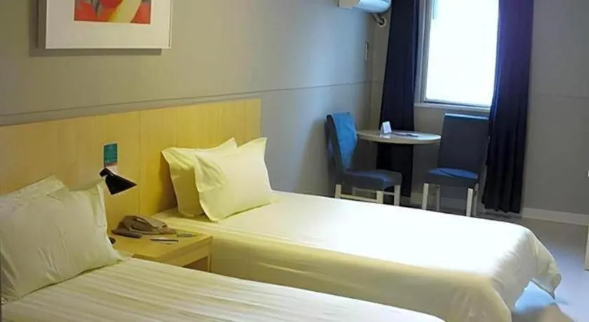 Bed in Jinjiang Inn Shanghai Lujiazui