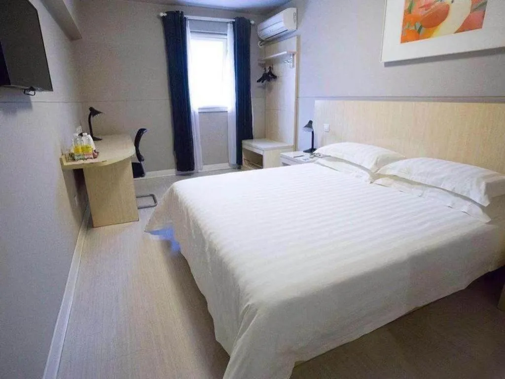 Bed in Jinjiang Inn Shanghai Lujiazui