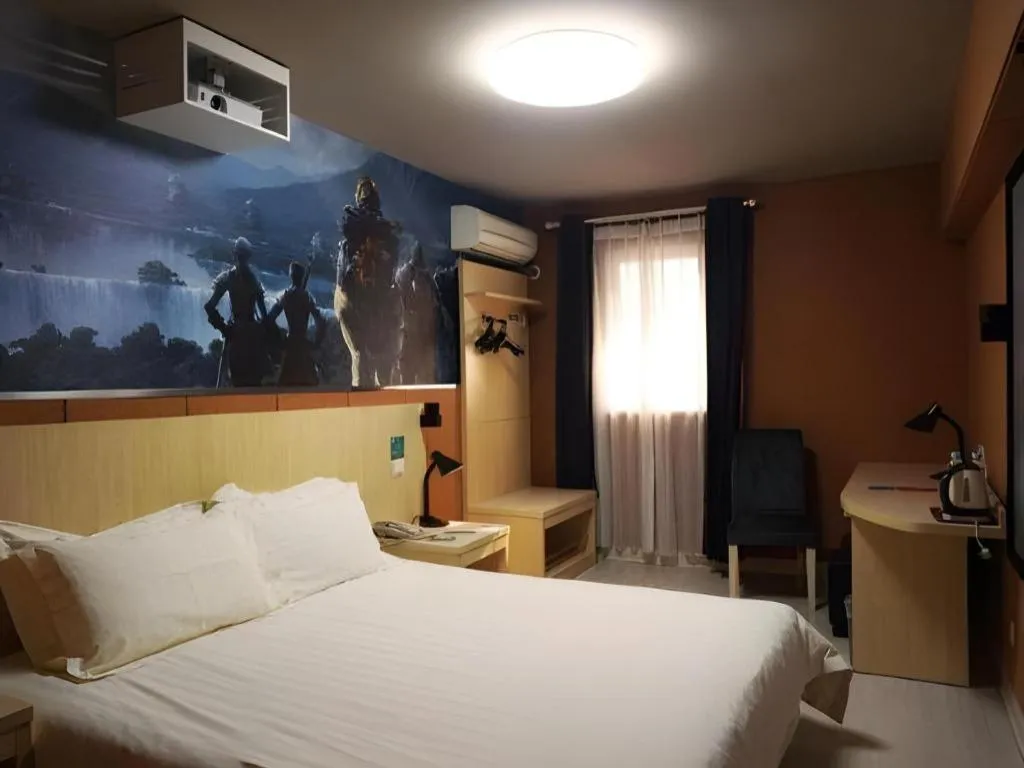 Bed in Jinjiang Inn Shanghai Lujiazui