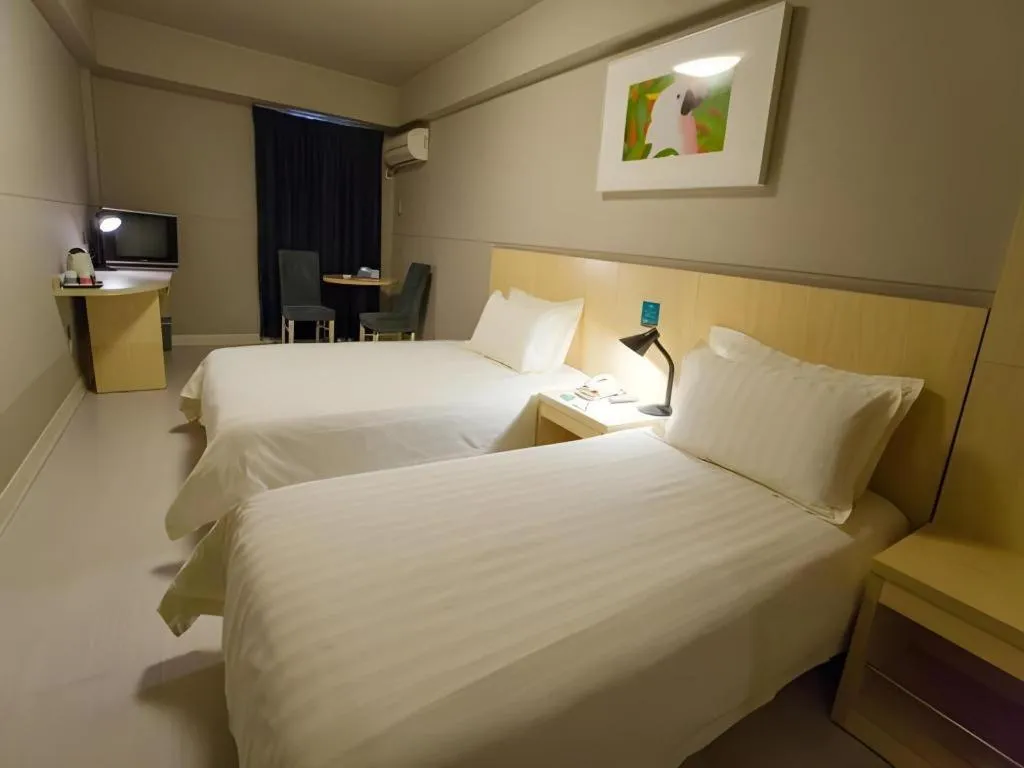 Bed in Jinjiang Inn Shanghai Lujiazui