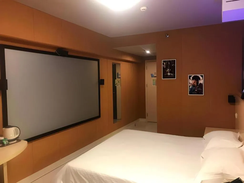 Bed in Jinjiang Inn Shanghai Lujiazui