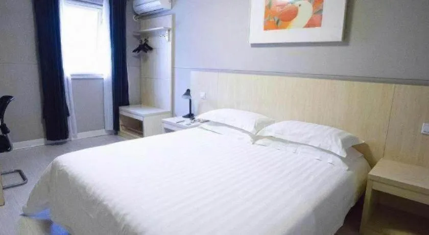 Bed in Jinjiang Inn Shanghai Lujiazui
