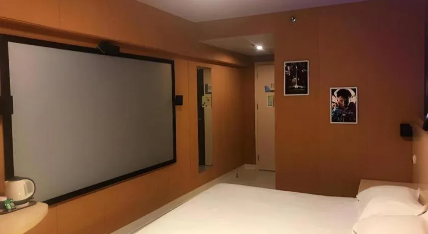 Bed in Jinjiang Inn Shanghai Lujiazui