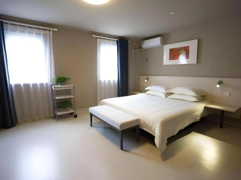 Bed in Jinjiang Inn Shanghai Lujiazui