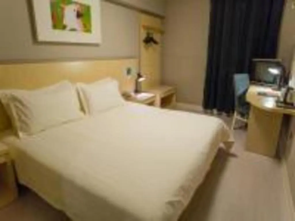 Bed in Jinjiang Inn Shanghai Lujiazui