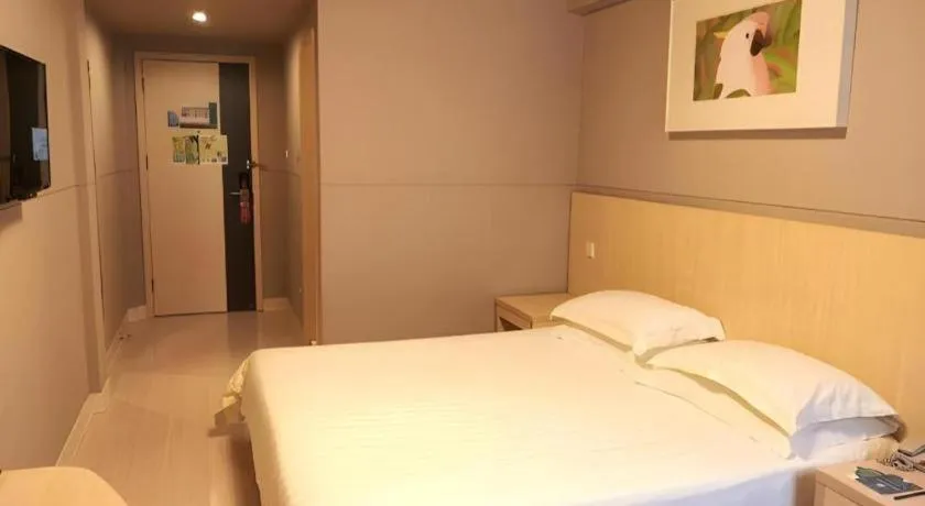 Bed in Jinjiang Inn Shanghai Lujiazui