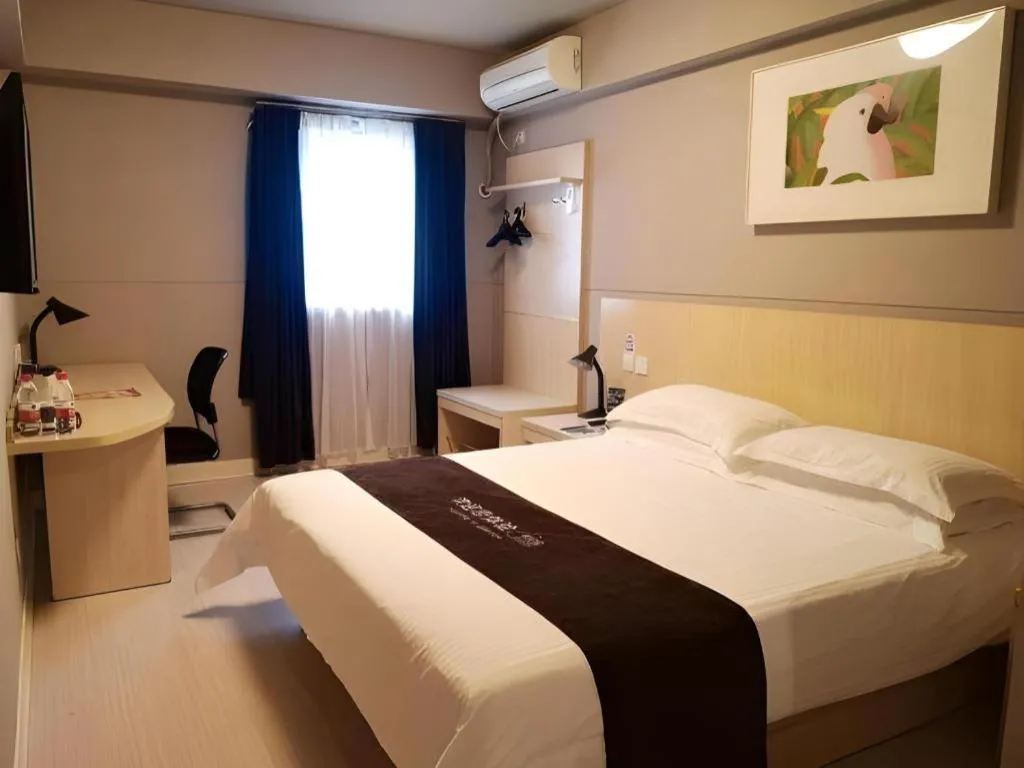 Bed in Jinjiang Inn Shanghai Lujiazui