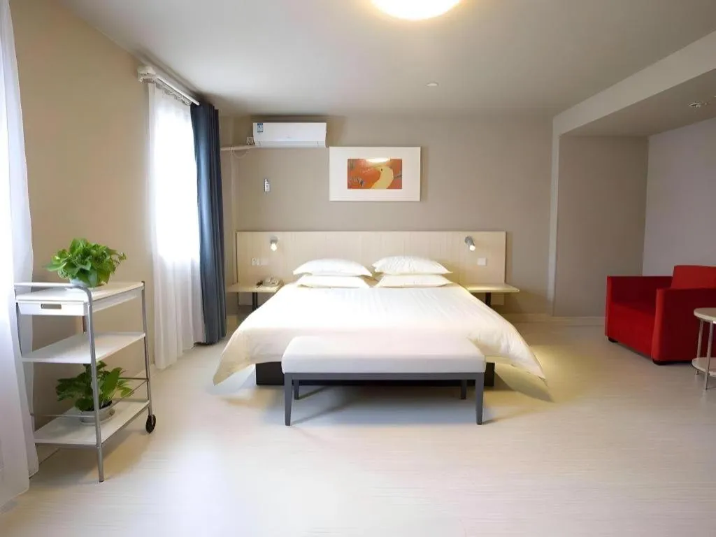 Bed in Jinjiang Inn Shanghai Lujiazui