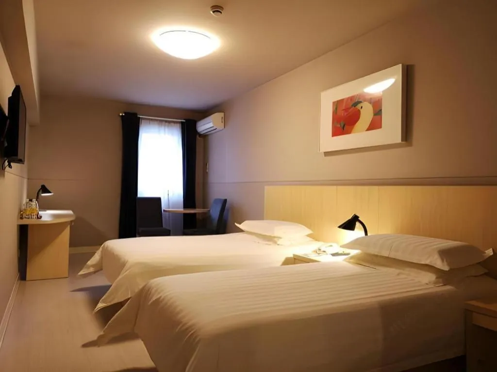 Bed in Jinjiang Inn Shanghai Lujiazui