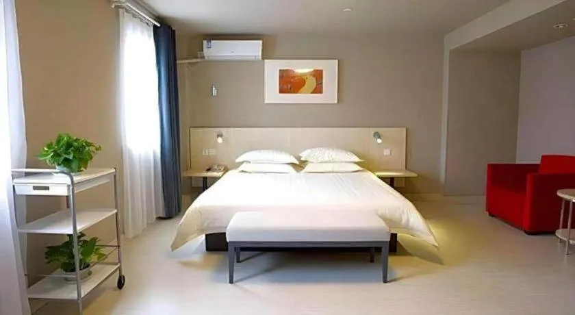 Bed in Jinjiang Inn Shanghai Lujiazui