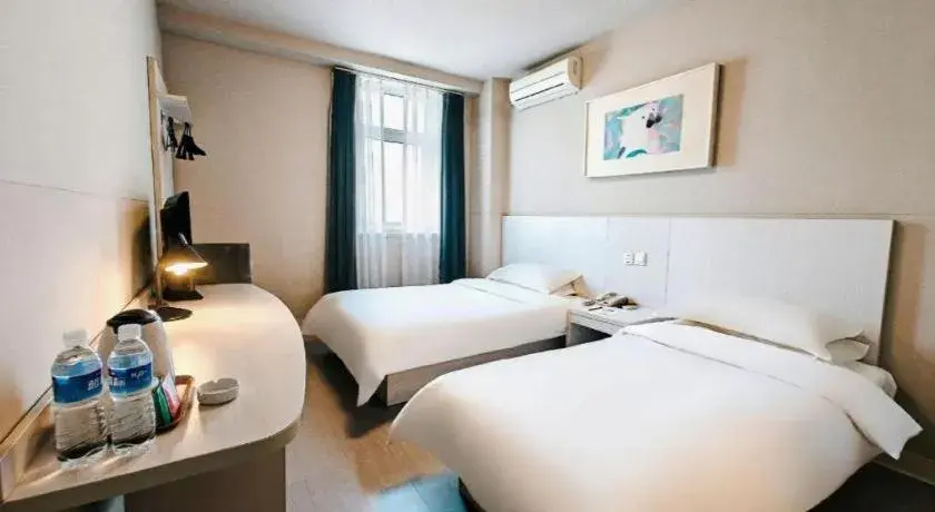 Bed in Jinjiang Inn Shenyang North Station Bed in Jinjiang Inn Shenyang North Station