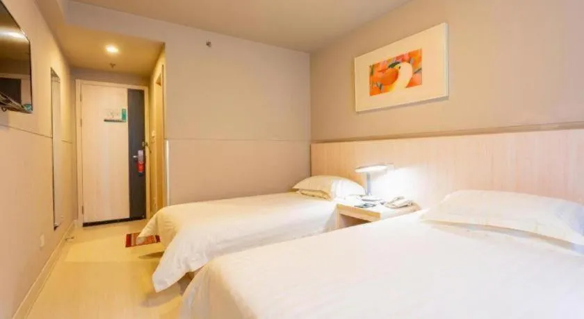 Bed in Jinjiang Inn Wuhan Wansongyuan Food Street Qushui Building