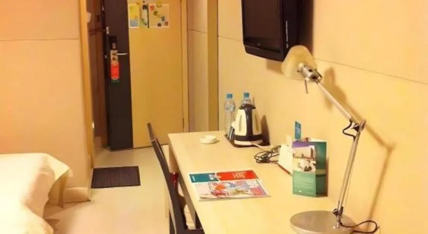 Jinjiang Inn Wuhan Wansongyuan Food Street Qushui Building