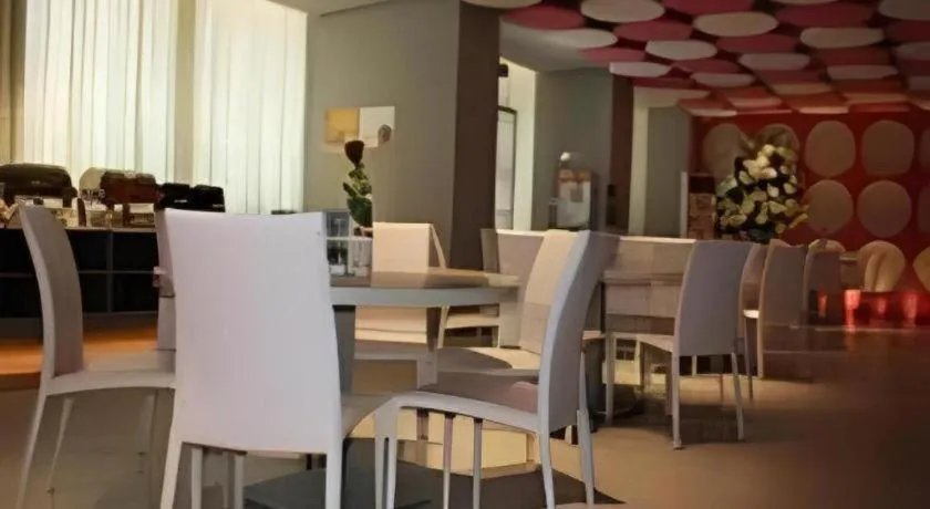 Jinjiang Inn Wuhan Wansongyuan Food Street Qushui Building