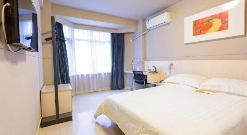 Bed in Jinjiang Inn Wuhan Wansongyuan Food Street Qushui Building