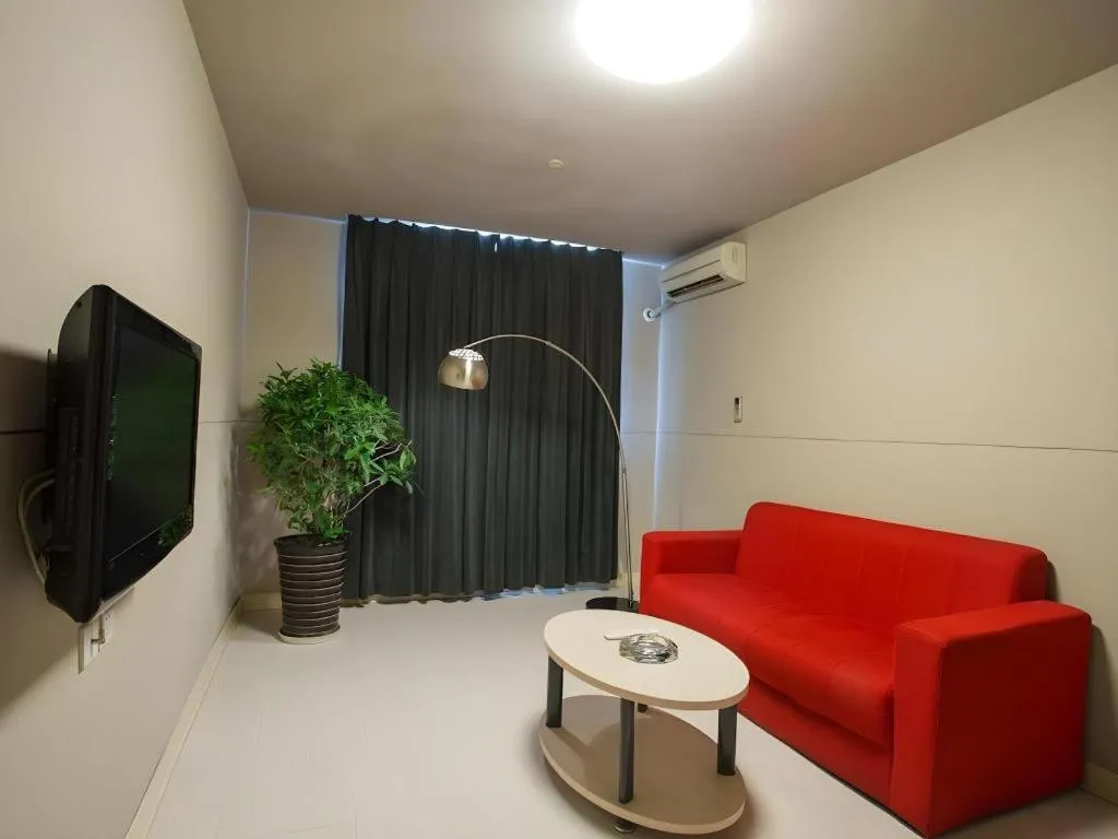 Jinjiang Inn Wuhan Wansongyuan Food Street Qushui Building