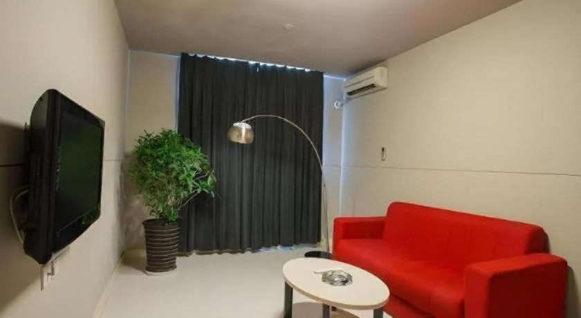 Jinjiang Inn Wuhan Wansongyuan Food Street Qushui Building