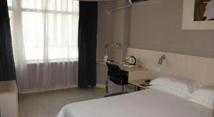 Bed in Jinjiang Inn Wuhan Wansongyuan Food Street Qushui Building