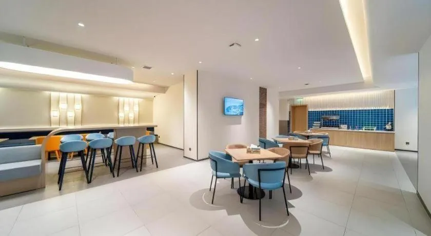 Jinjiang Inn Wuhan Wansongyuan Food Street Qushui Building