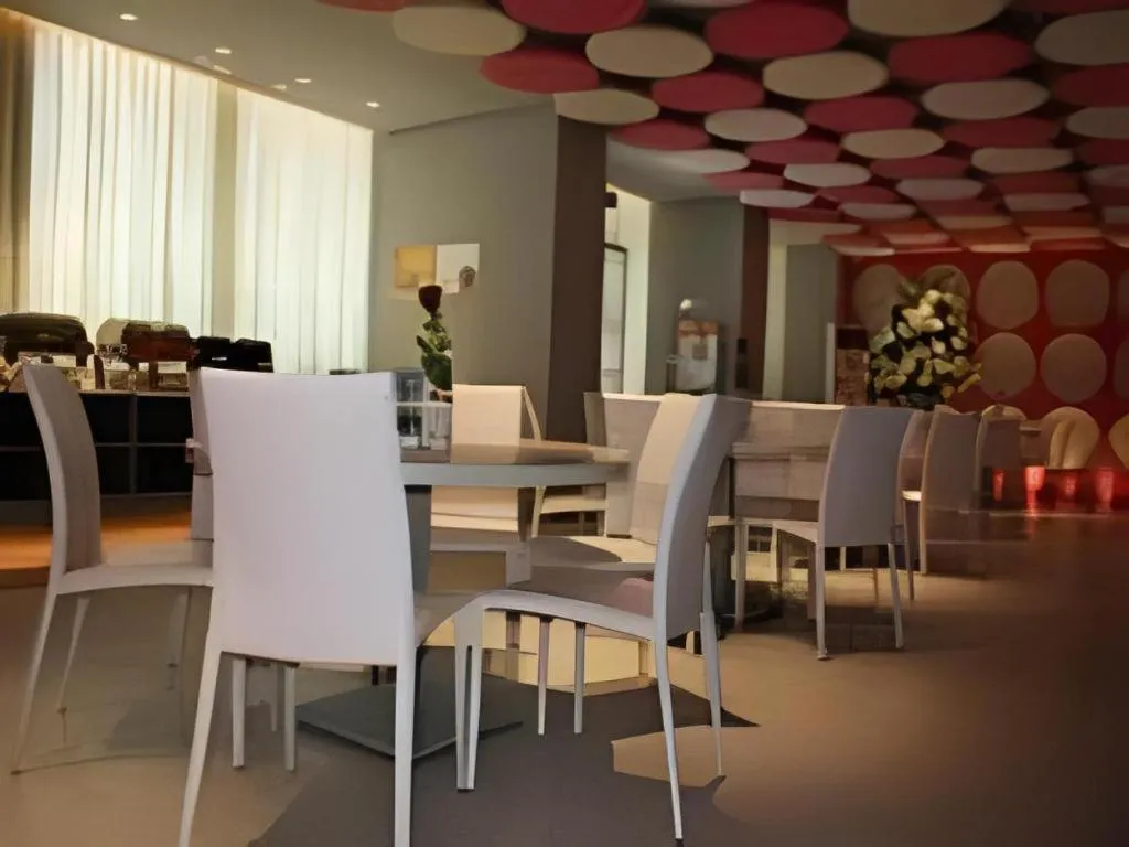 Jinjiang Inn Wuhan Wansongyuan Food Street Qushui Building