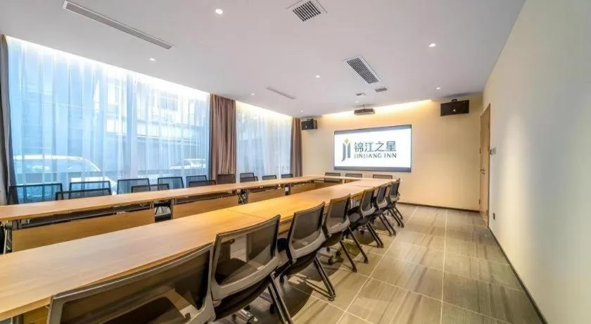 Jinjiang Inn Wuhan Wansongyuan Food Street Qushui Building