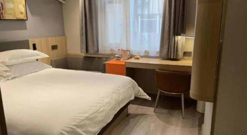 Bed in Jinjiang Inn Wuhan Wansongyuan Food Street Qushui Building