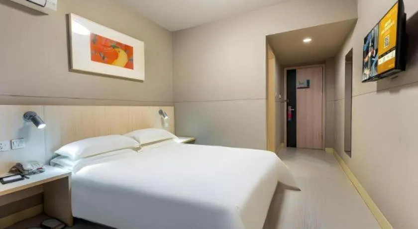 Bed in Jinjiang Inn Wuhan Wansongyuan Food Street Qushui Building