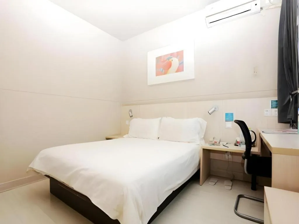 Bed in Jinjiang Inn Nanjing South Railway Station