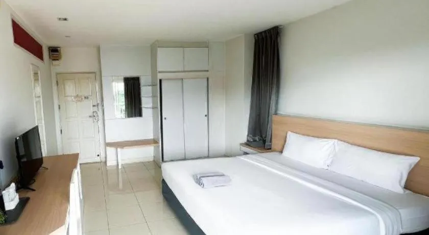 Bed in Nana Chat Bangsaen Hotel