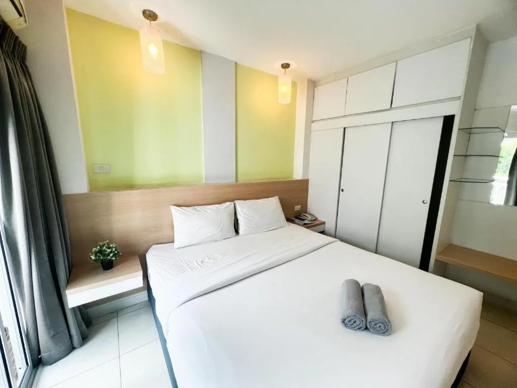 Bed in Nana Chat Bangsaen Hotel