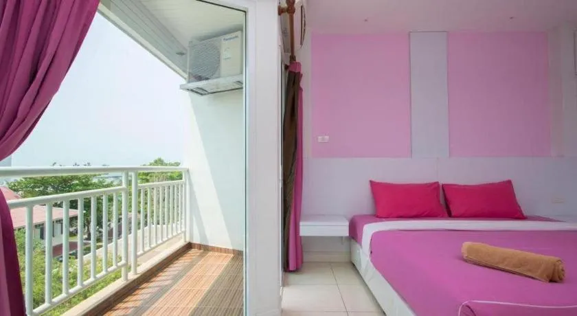 Bed in Nana Chat Bangsaen Hotel