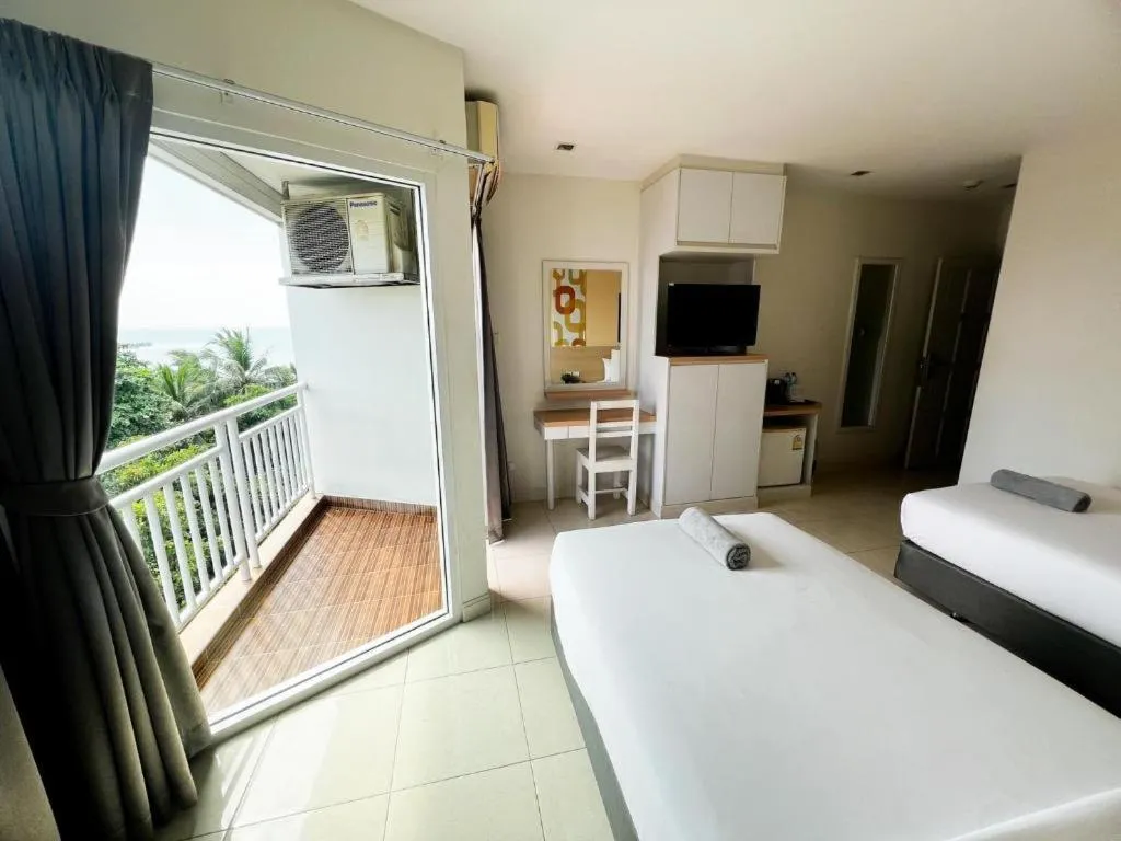 Bed in Nana Chat Bangsaen Hotel