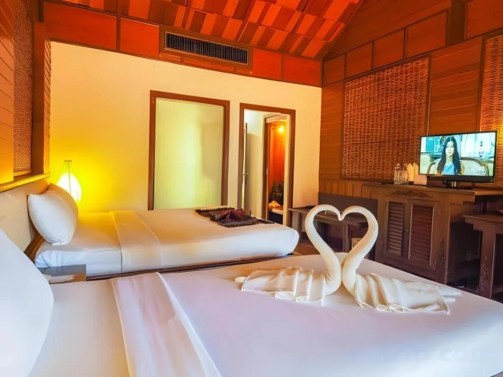 Bed in River Kwai Village Hotel