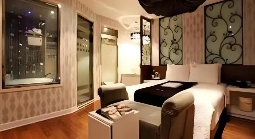 Bed in Fox Hotel Bed in Fox Hotel