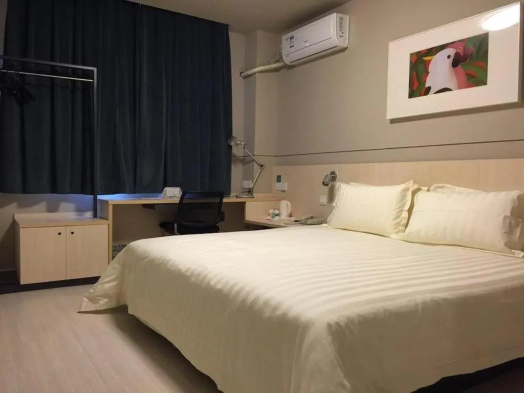 Bed in Jinjiang Inn Jiaxing South Lake