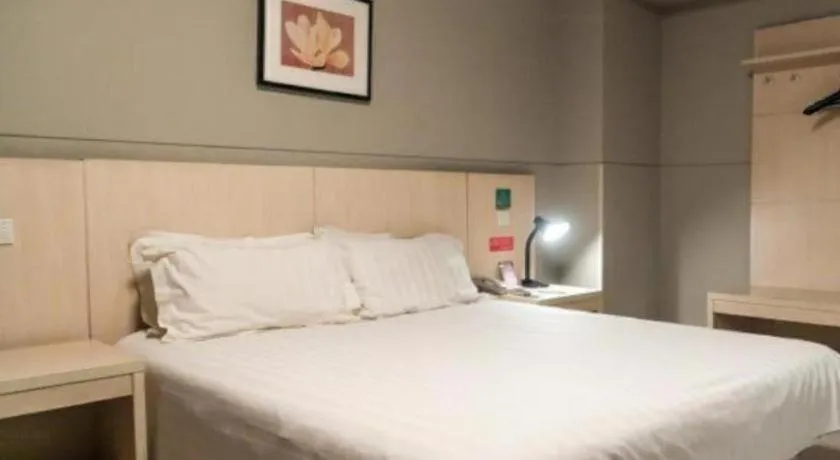 Bed in Jinjiang Inn Jiaxing South Lake