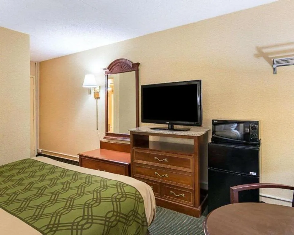 Bed in Econo Lodge Near Quantico Marine Base