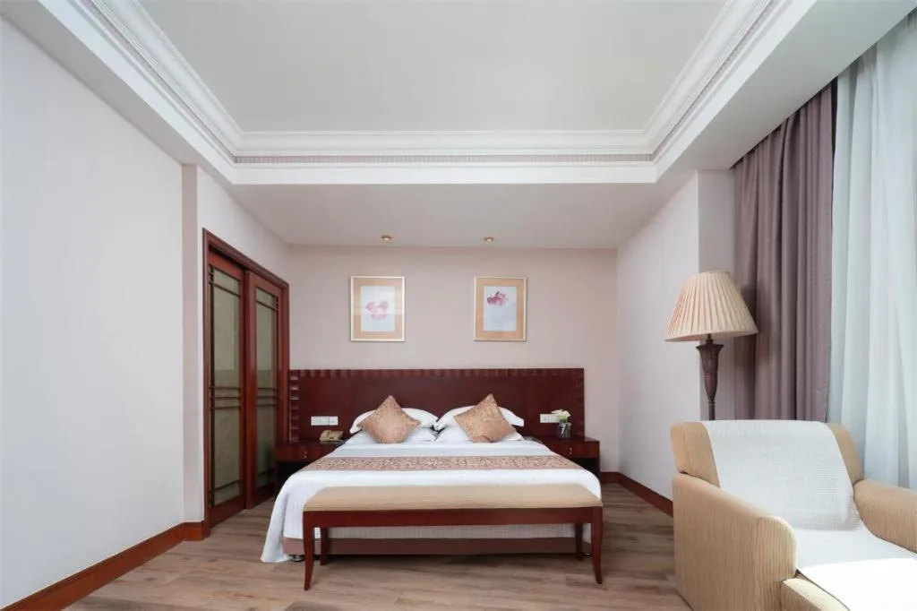 Bed in Sanya Baohong Hotel