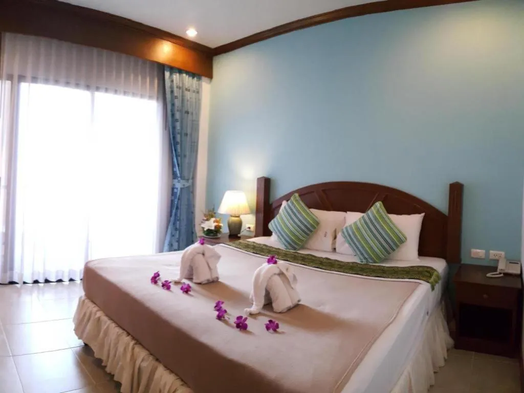 Bed in MT Hotel Patong