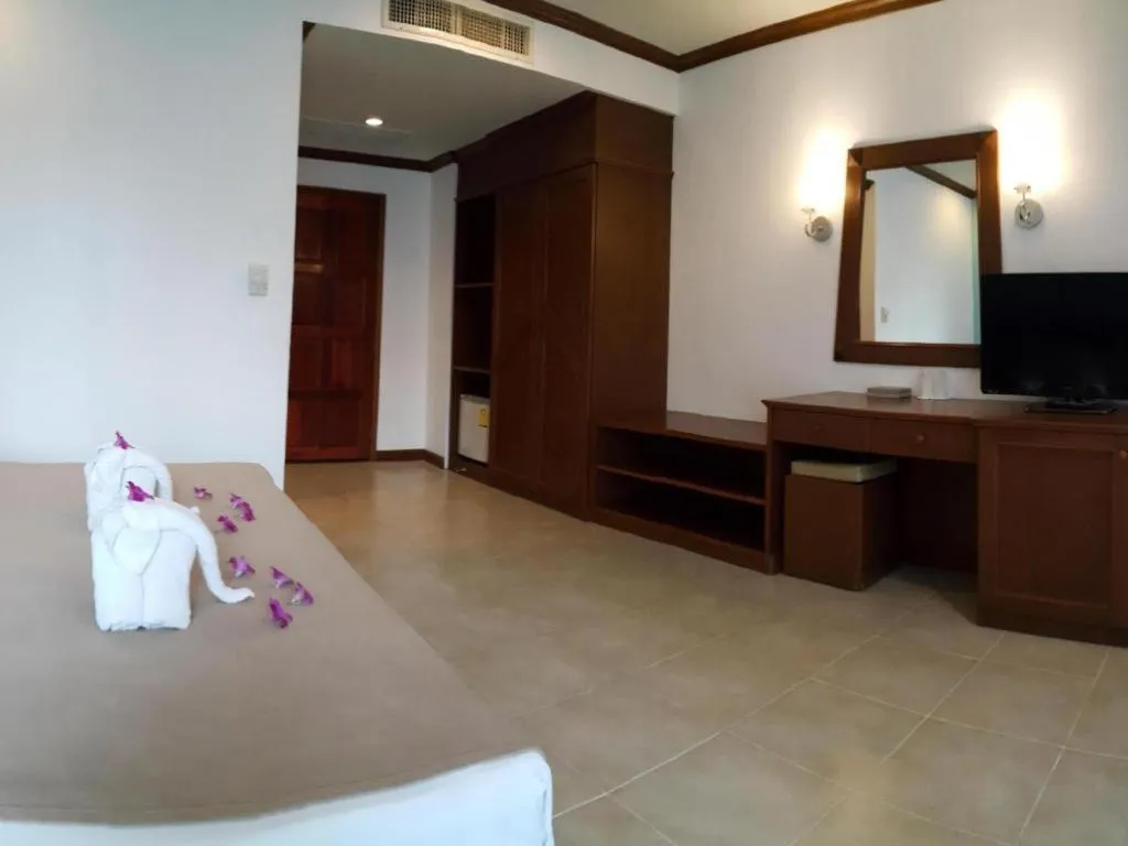 Bed in MT Hotel Patong