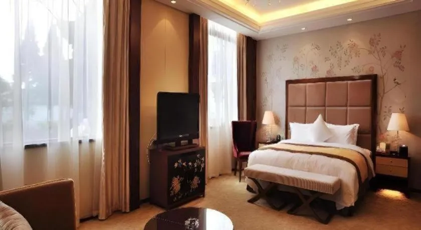 Bed in Yangzhou Hentique Huijin Resort Hotel