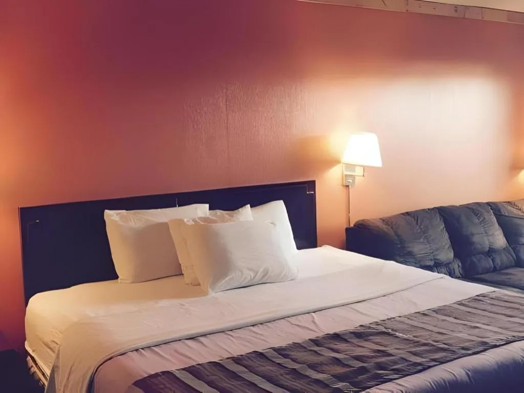 Bed in Americas Best Value Inn & Suites Macon at Sunset Dr