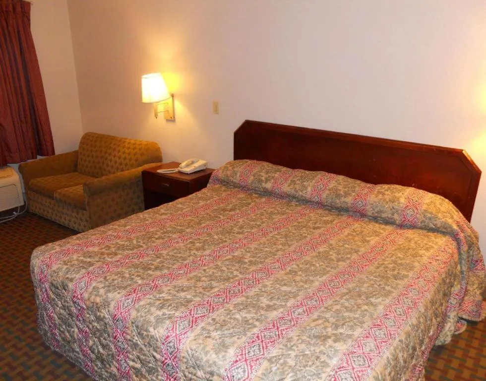 Bed in America's Best Inn - Beaufort