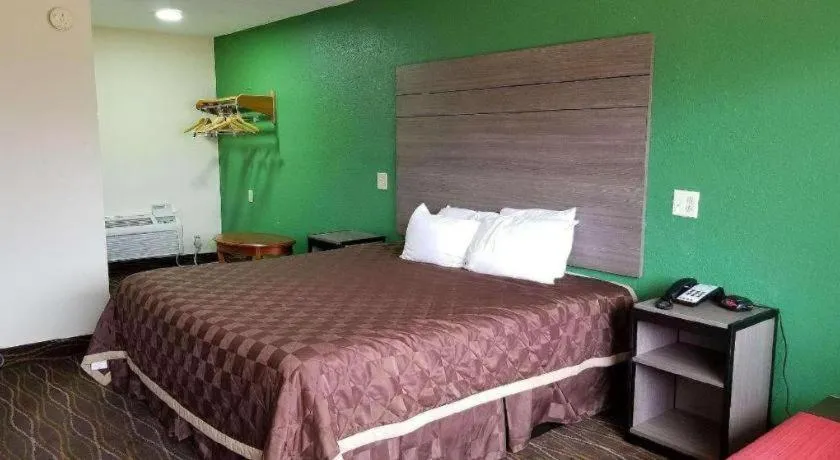 Bed in Americas Best Value Inn Alexandria