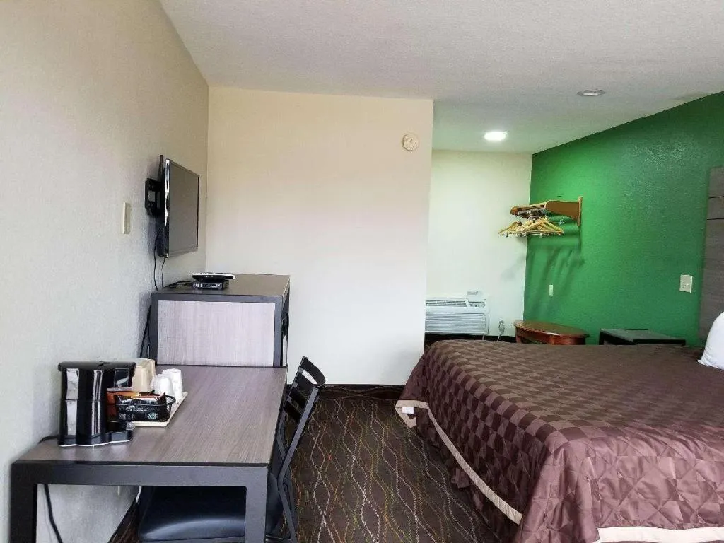 Bed in Americas Best Value Inn Alexandria