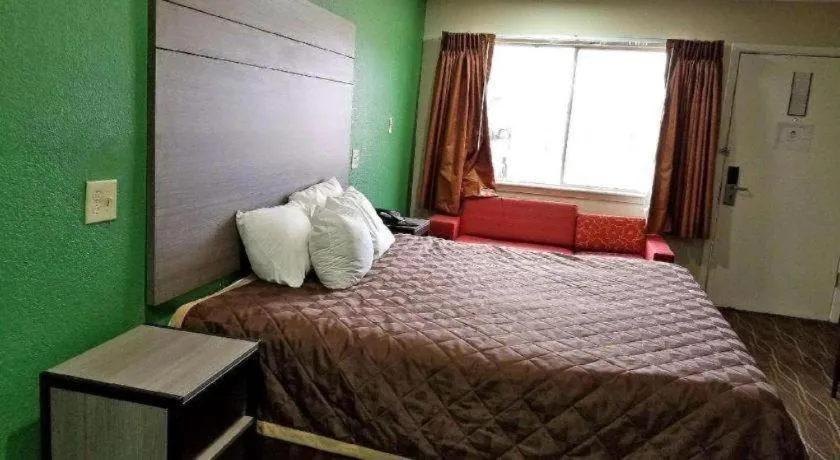 Bed in Americas Best Value Inn Alexandria
